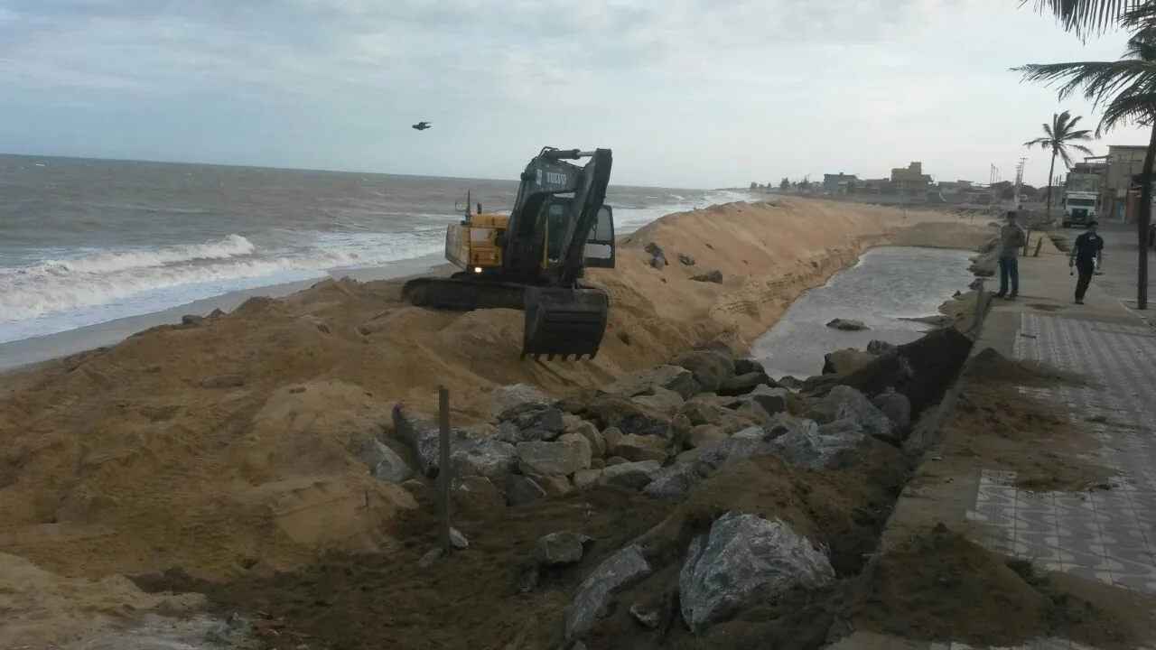 Obras de contenção da erosão na orla recomeçam em Marataízes