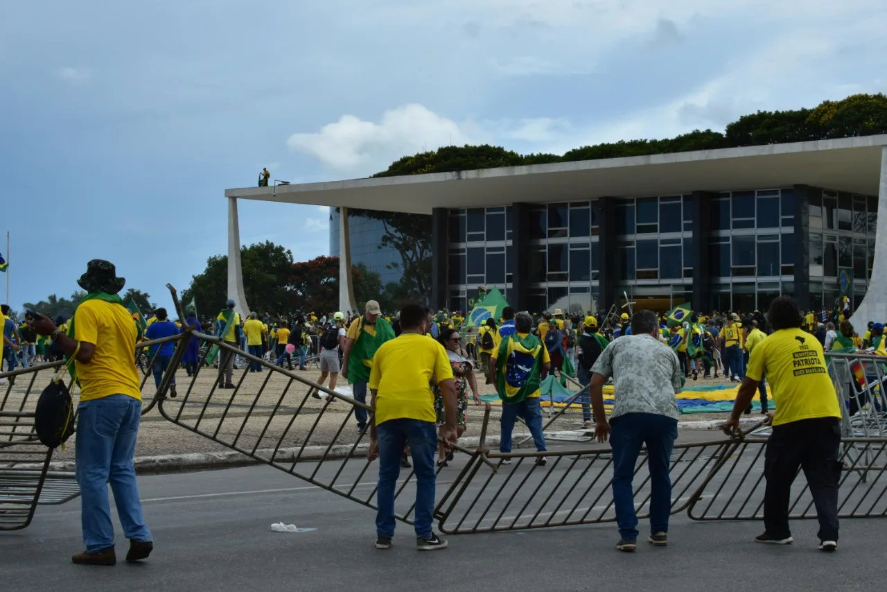 Grupo de vândalos deixa rastro de destruição, com cadeiras arrancadas e pichações