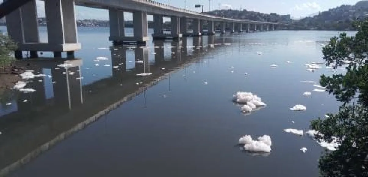 Espuma branca na orla de Cariacica preocupa moradores