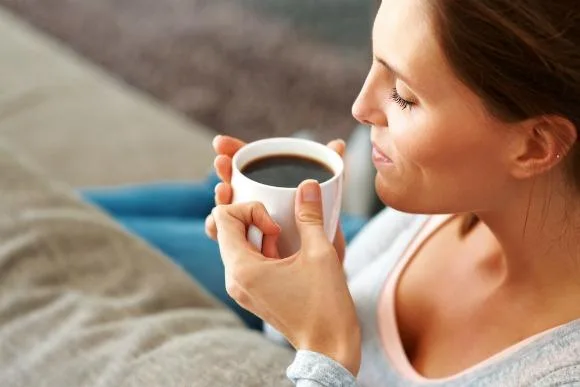 Seis xícaras de café por dia podem diminuir as chances de pedra na vesícula, diz estudo