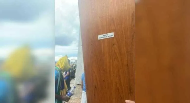 Vândalos arrancam até porta do armário de Moraes em ataque ao STF