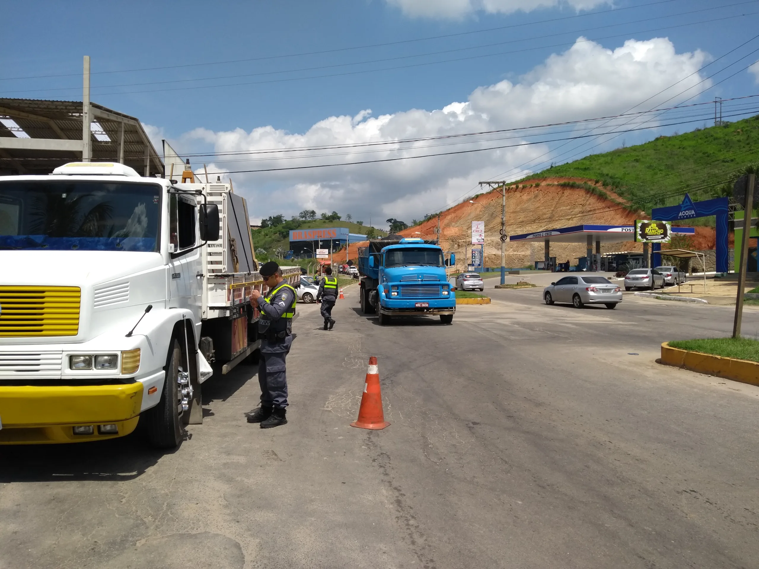 Drogas, dinheiro e cheque são apreendidos durante operação em Cachoeiro