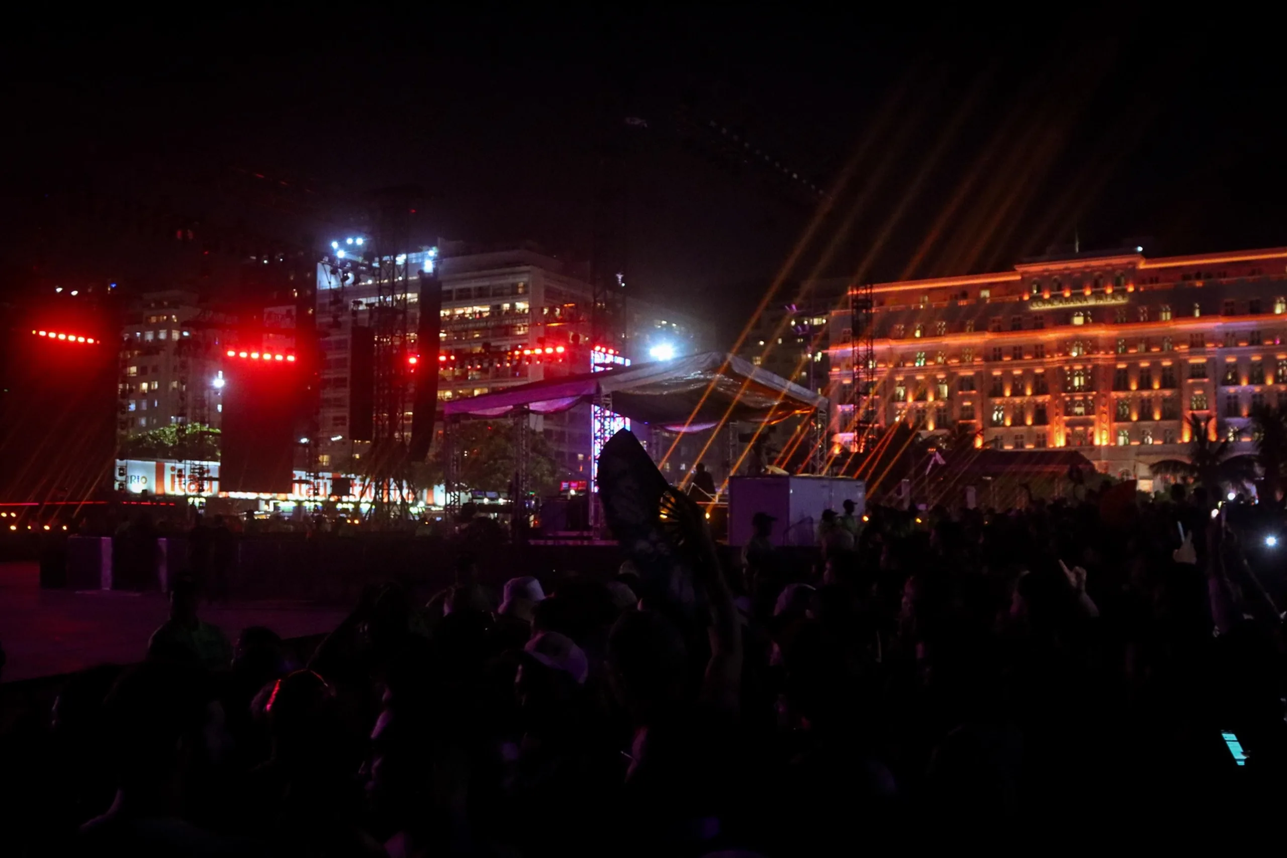 AGN_2910799 – Rio de Janeiro, BRASIL – Praia de Copacabana lotada esperando o show de Madonna. Pictured: Praia de Copacabana lotada esperando o show de Madonna. AgNews 4 MAIO 2024 BYLINE MUST READ: Victor Chapetta / AgNews Francisco Silva