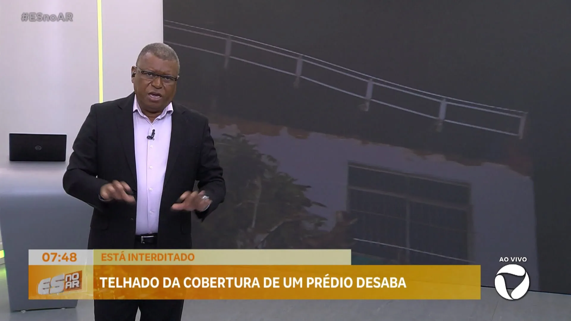 Telhado de prédio desaba e vaja o que acontece