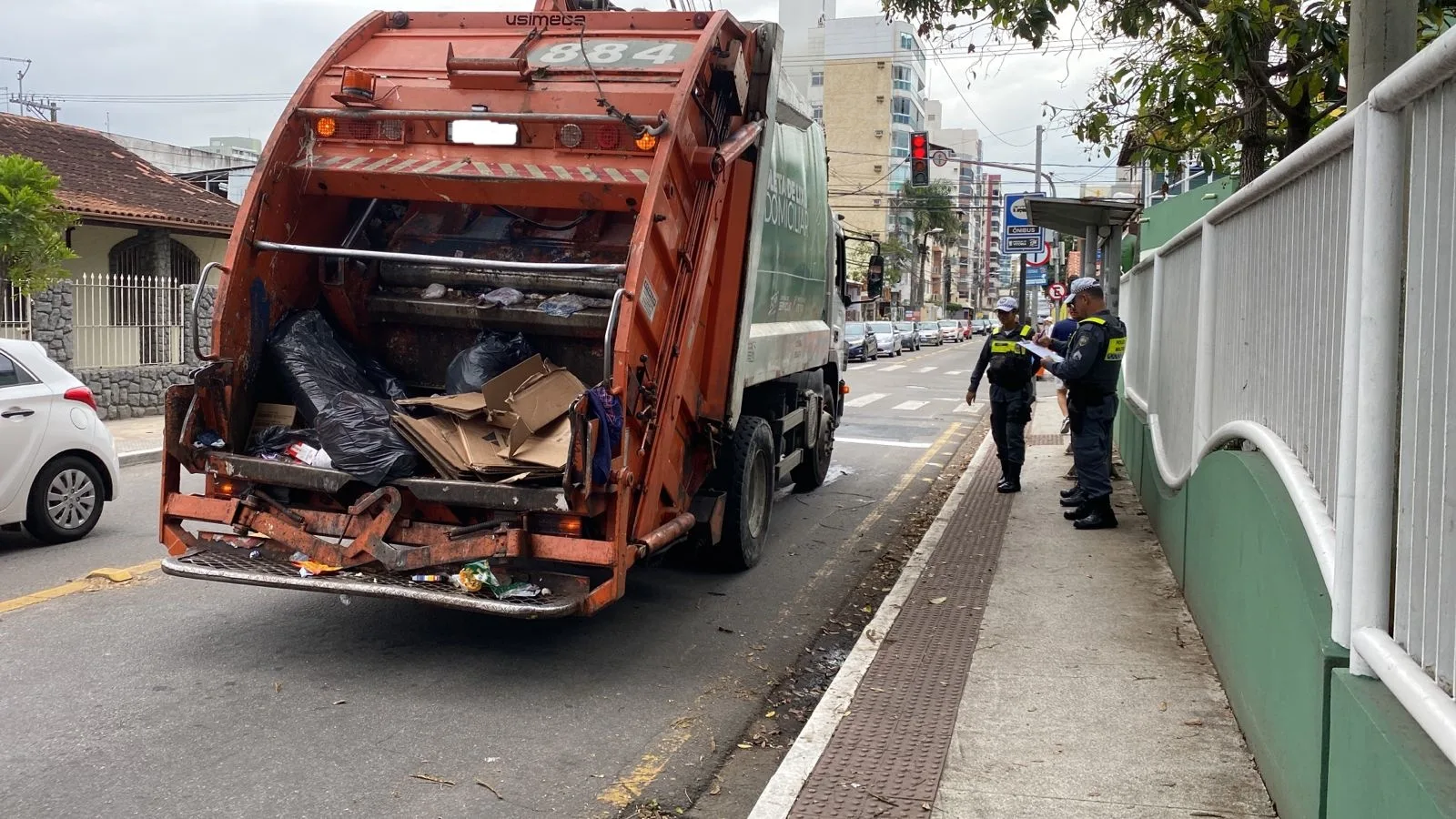 Idosa é atropelada por caminhão de lixo em Jardim Camburi