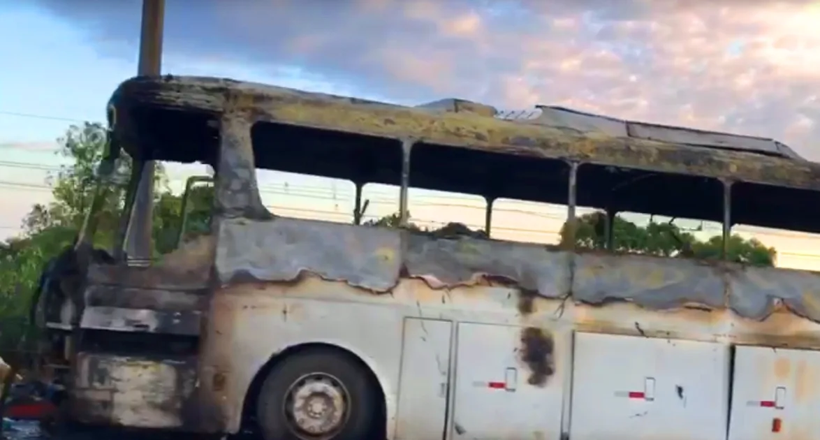 Ônibus fica completamente destruído após pegar fogo na Rodovia do Sol, em Guarapari