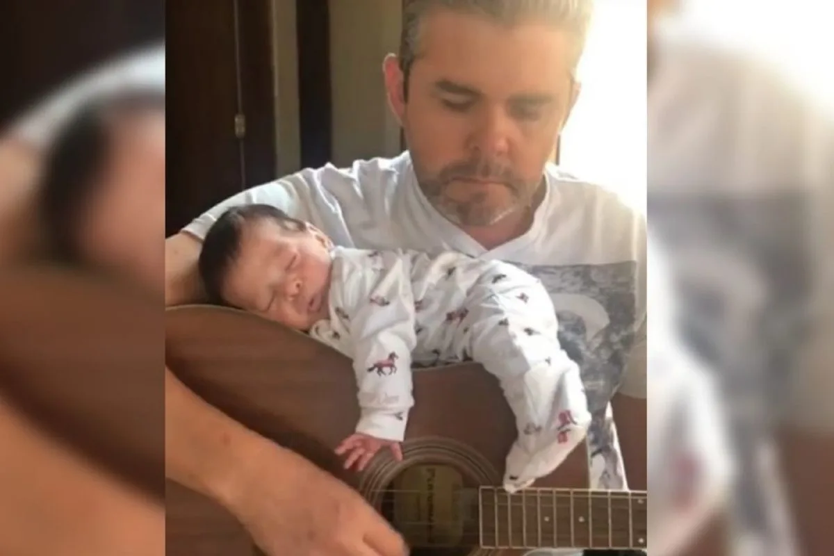 VÍDEO | Bebê dorme em cima de violão enquanto pai canta e viraliza nas redes sociais