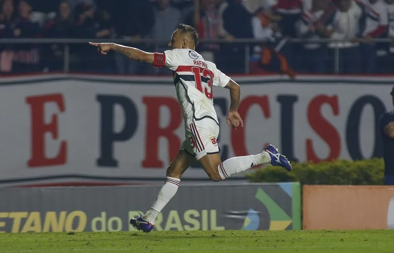 São Paulo domina o Palmeiras, vence com golaço de Rafinha e tem vantagem na Copa do Brasil