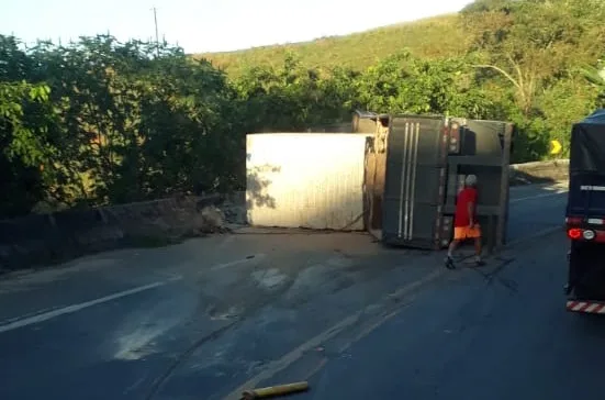 VÍDEO | Carreta carregada com bloco de granito tomba na BR-101, em Rio Novo do Sul