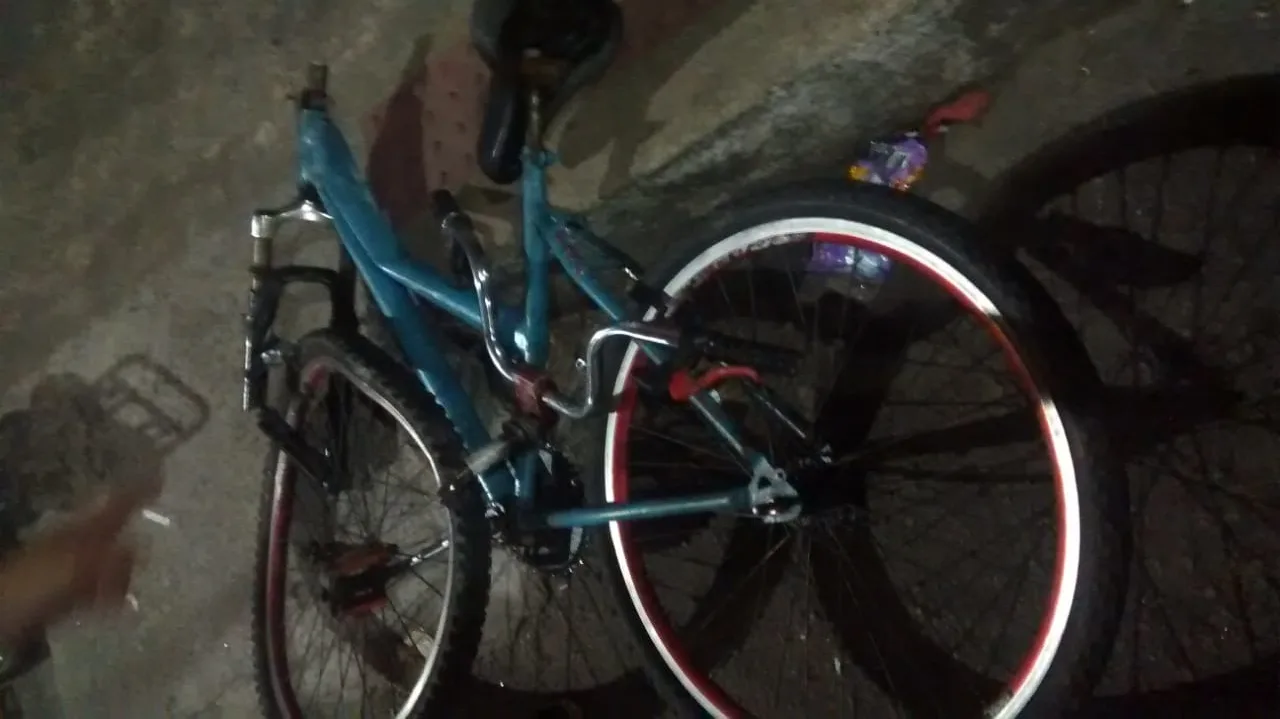 Ciclista morre ao descer ladeira com bicicleta sem freio e ser atropelado por caminhão