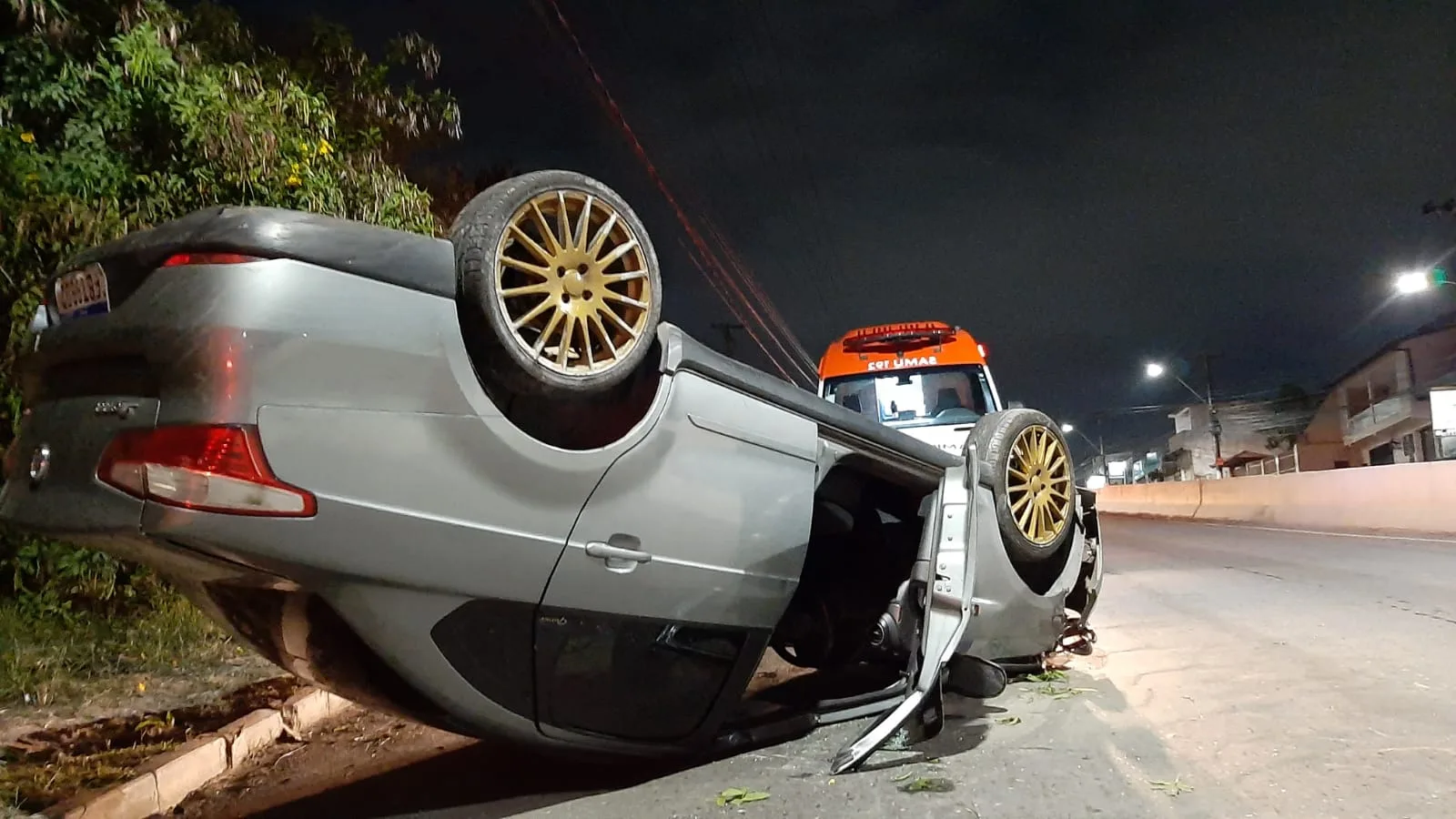 Irmãos capotam com carro após serem fechados por ônibus na Norte-Sul