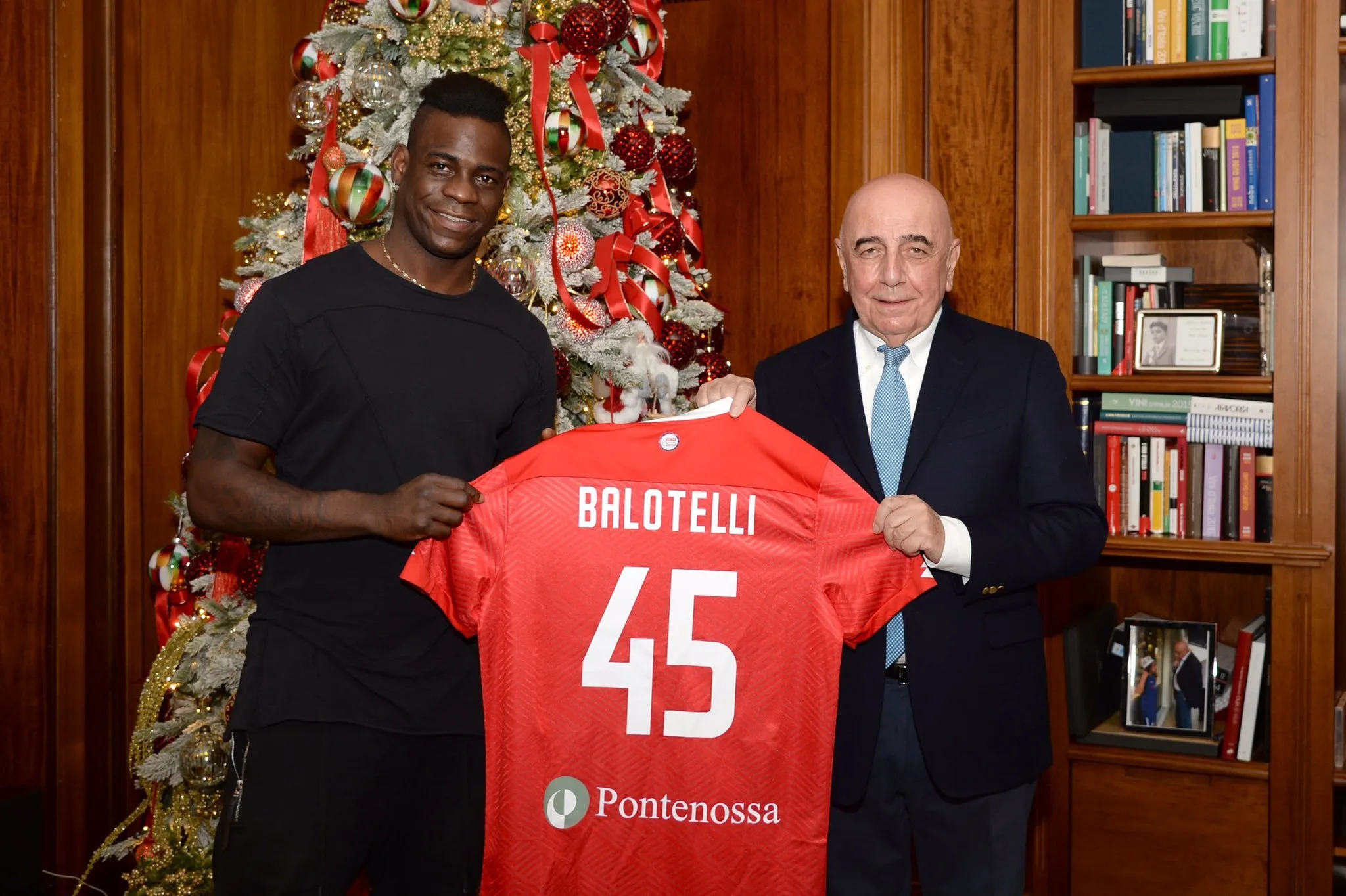 Balotelli estreia com gol no Monza após assistência de ex-lateral do Corinthians