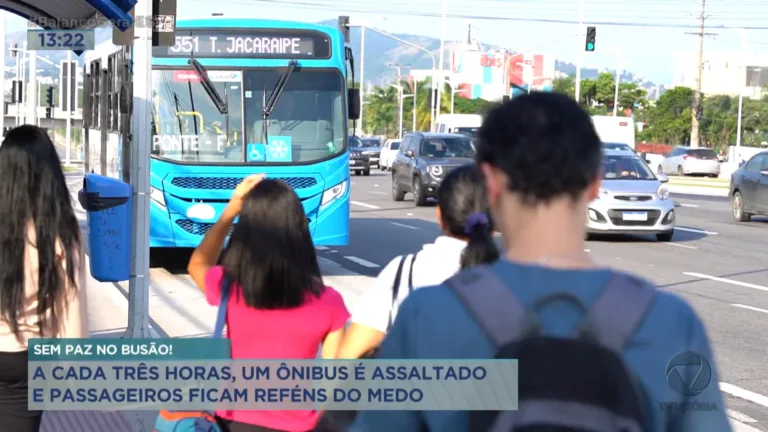 A cada três horas um ônibus é assaltado e passageiros ficam reféns do medo