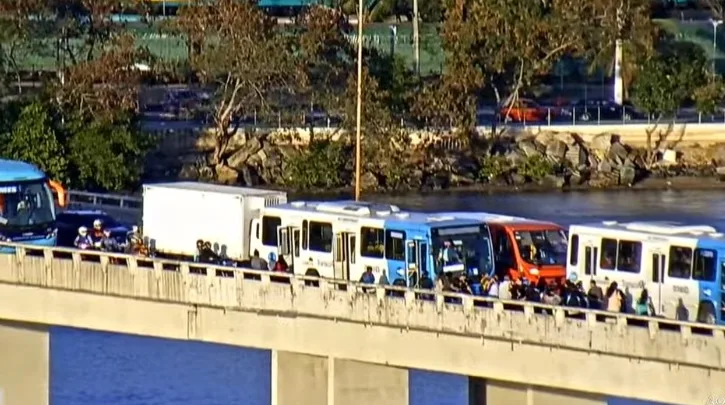 Ônibus do Transcol quebra em cima da Segunda Ponte e deixa trânsito congestionado