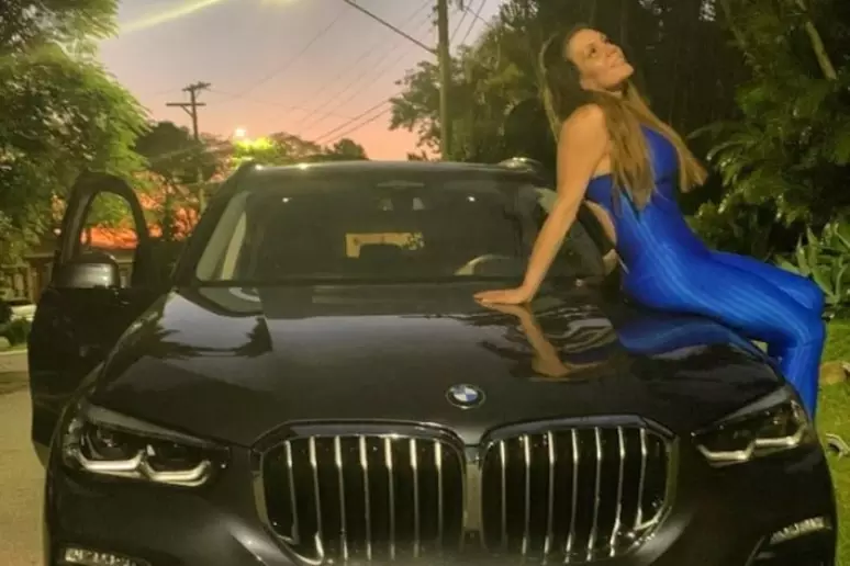 Simony devolve carro de luxo presenteado por 'admirador secreto'