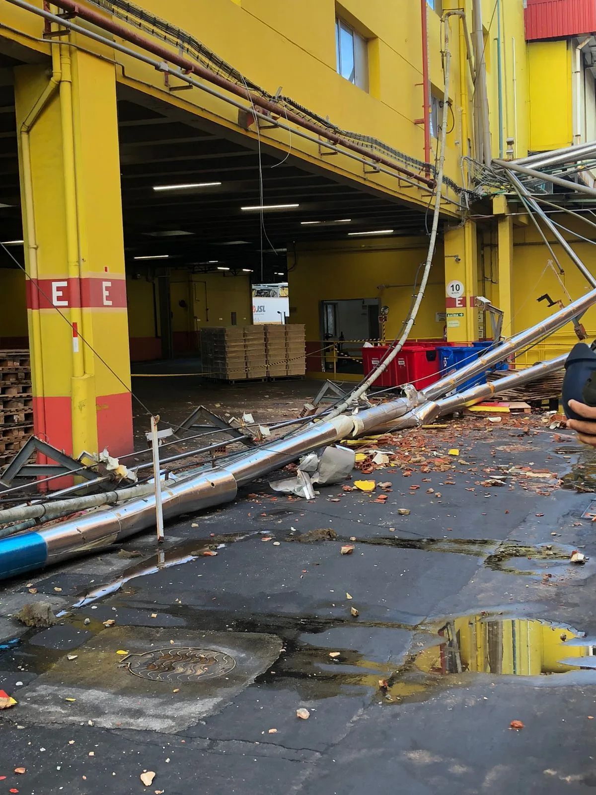 Parte de estrutura de tubulação da fábrica de chocolates Garoto cai em Vila Velha