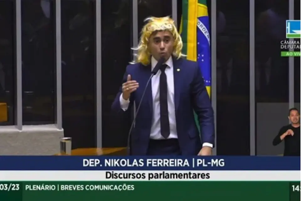 Deputado põe peruca, diz que é 'Nikole' e prega contra feminismo no Dia da Mulher