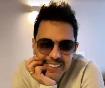 Zezé Di Camargo surge de bigode e Graciele brinca: "Freddie Mercury"