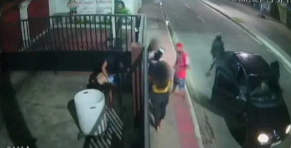 Jovens são assaltadas no meio da rua na Serra; ação dos criminosos durou menos de 15 segundos