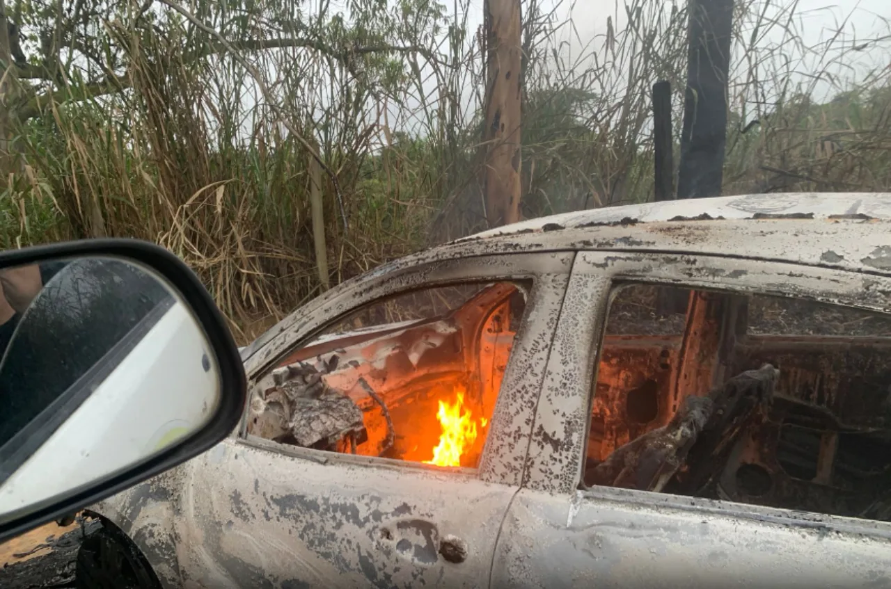 Corpo carbonizado é encontrado em carro incendiado no Norte do ES