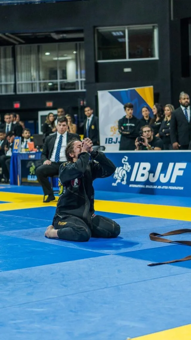 Guarapariense conquista primeiro lugar na faixa marrom do ranking mundial de Jiu-jitsu