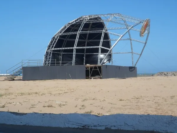 Praia de Marataízes ganha "palco fantasma"