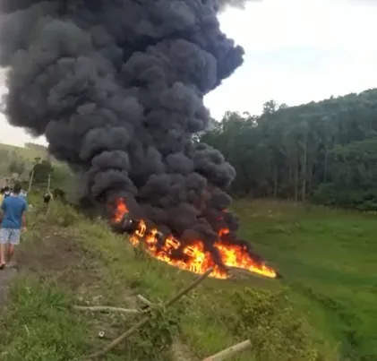 VÍDEO | Caminhão que transportava combustível tomba e pega fogo em Nova Venécia