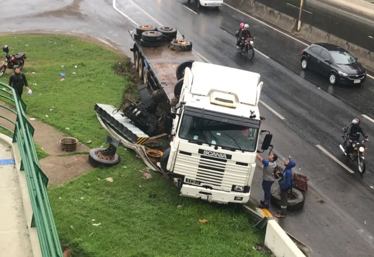 Acidente com carreta deixa uma pessoa ferida na Rodovia do Contorno