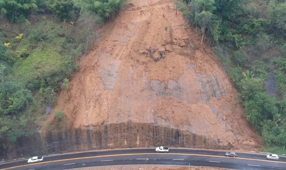 VÍDEO I Imagens de drone mostram estrago que chuva fez em barranco na BR-262