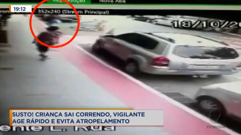 Criança sai correndo de supermercado, mas vigia evita o atropelamento