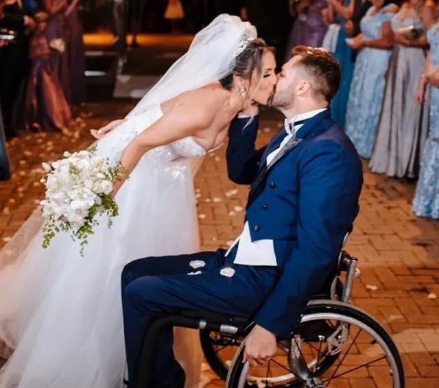 VÍDEO | Noivo cadeirante fica em pé para dançar valsa de casamento e emociona
