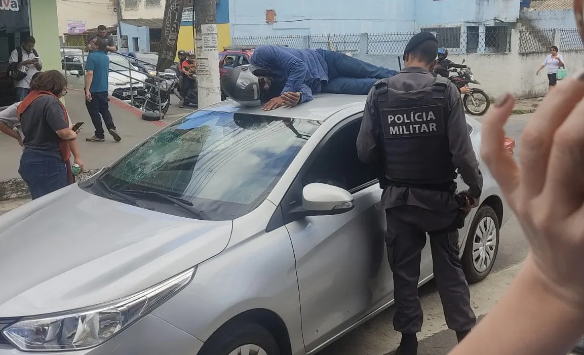 VÍDEO | Motociclista "voa" e vai parar em cima de carro após acidente