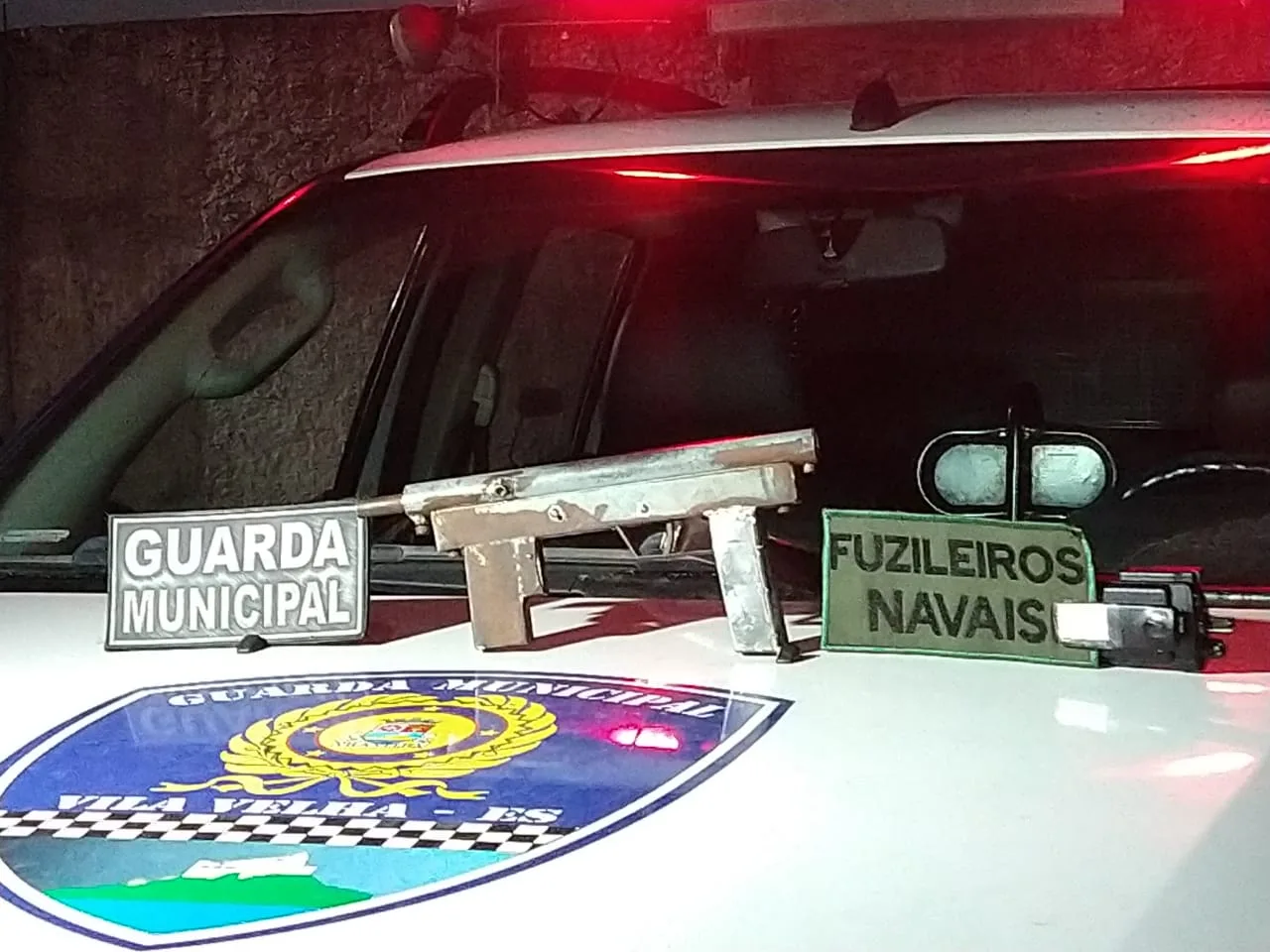 Trio com submetralhadora é flagrado em carro por aplicativo em Vila Velha