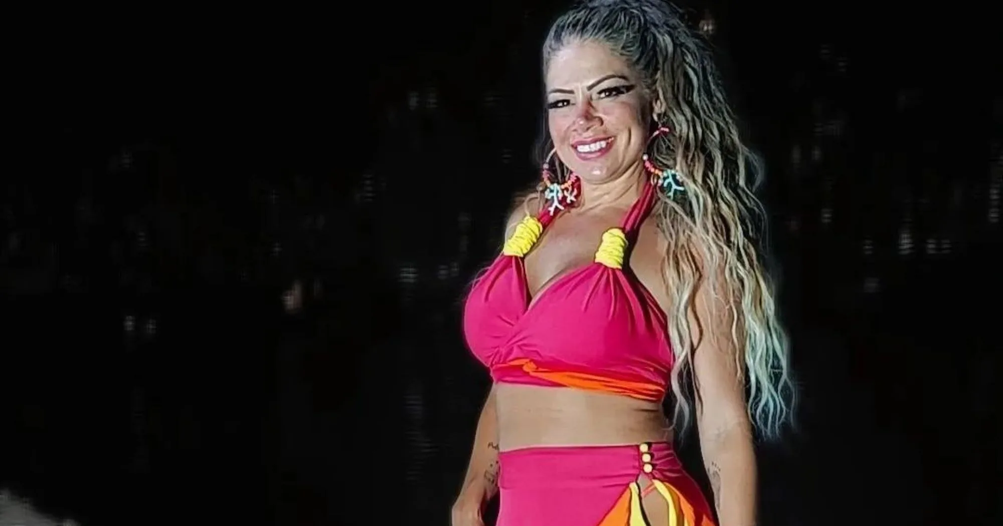 Corpão! De look curtíssimo, ex-paquita Catia Paganote faz 46 anos em Vitória