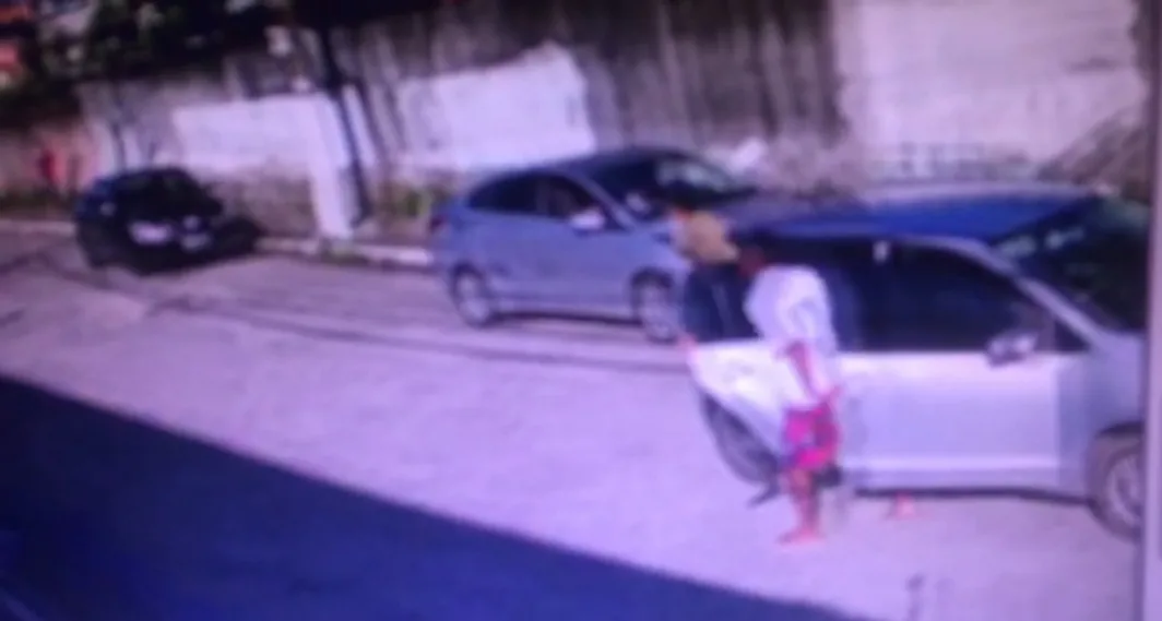 VÍDEO | Mulher e criança saem de carro às pressas durante assalto em Vila Velha