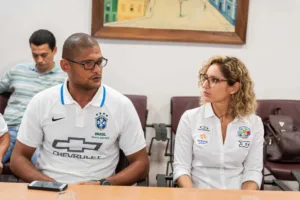 Mão, goleiro da seleção brasileira de futebol de areia e o melhor do mundo,  ao lado da fera do bodyboarding, Maylla Venturin. (Foto: Diego Alves)