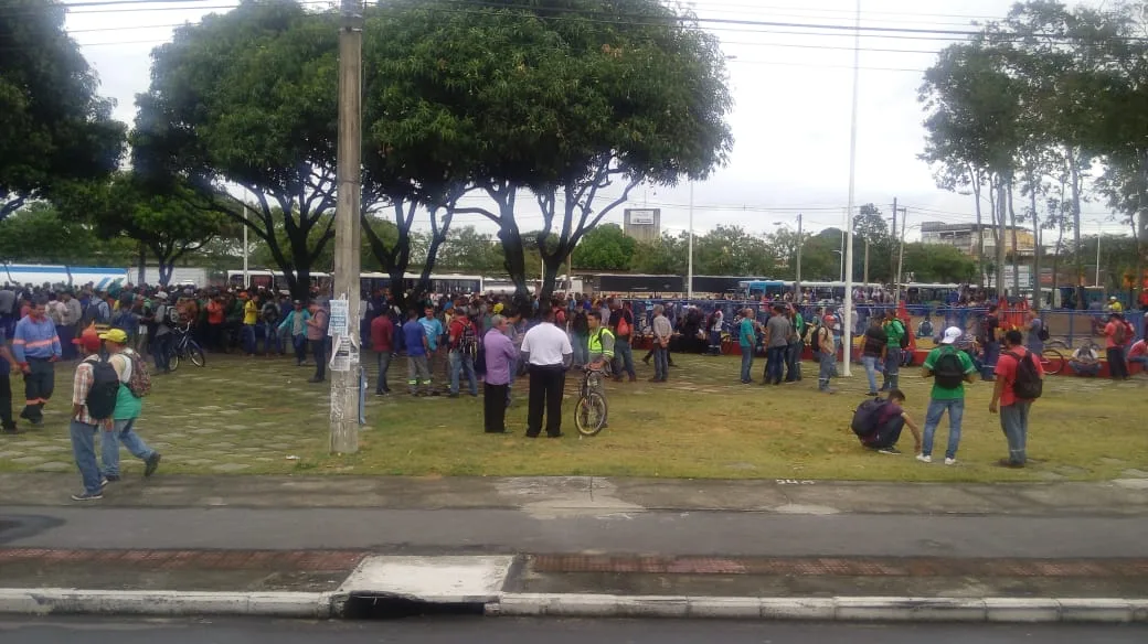 Trabalhadores terceirizados da Vale realizam protesto em Carapina; trânsito é intenso no local