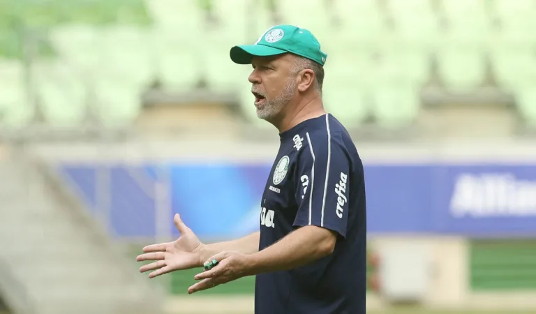 O técnico Mano Menezes, da SE Palmeiras, durante treinamento, na arena Allianz Parque.