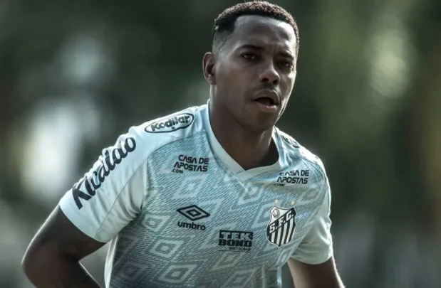 Robinho vive 'isolamento social' e é 'pessoa procurada', segundo criminalistas