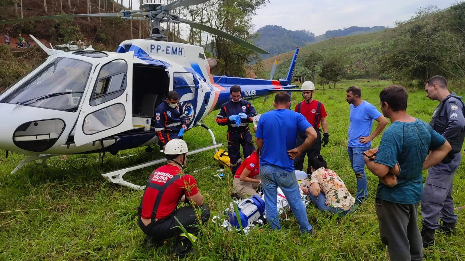 Vítima de acidente com caminhão em Alfredo Chaves é resgatada de helicóptero para Vitória