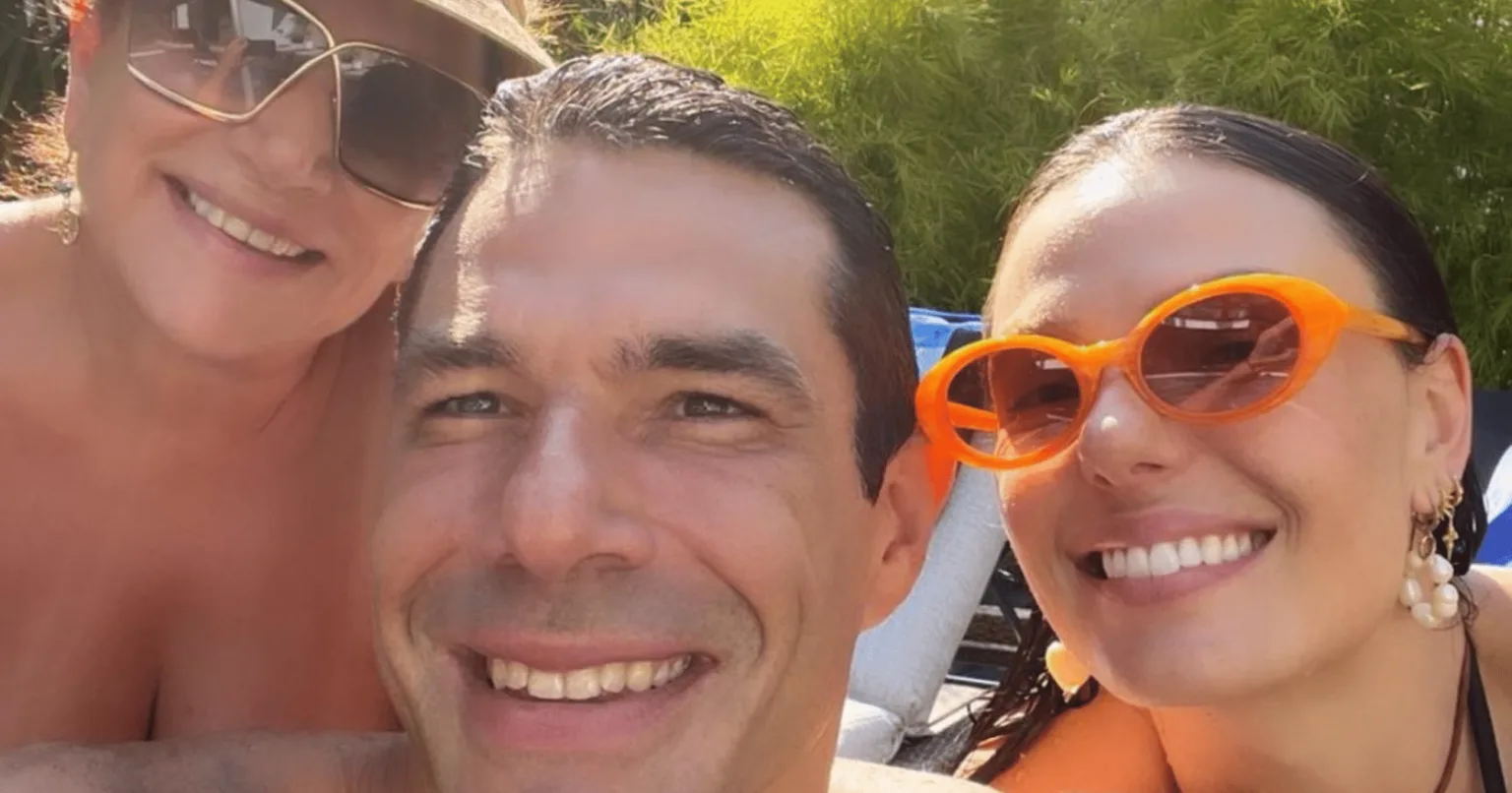 Isis Valverde posa com Marcus Buaiz e a sogra, Tânia: "Minha família, meu amor" (Foto: Reprodução/Instagram @isisvalverde) Isis Valverde posa com Marcus Buaiz e a sogra, Tânia: "Minha família, meu amor" (Foto: Reprodução/Instagram @isisvalverde)
