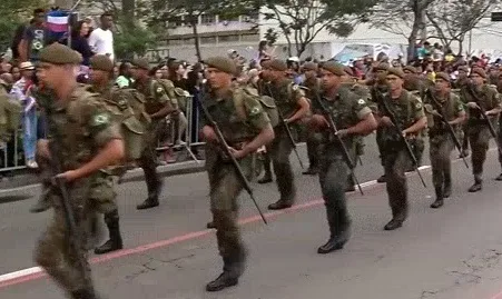 Após cinco anos, desfile da Independência volta a acontecer na Avenida Beira Mar, em Vitória