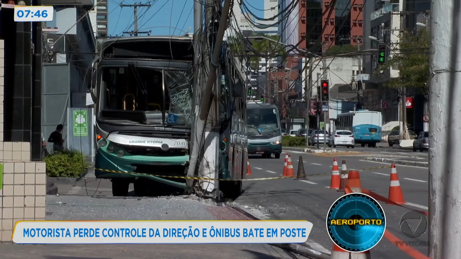 Motorista perde controle da direção e ônibus bate em poste