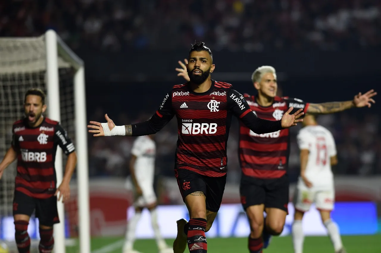 Flamengo aposta em 'cavalaria' para bater Vélez em semi da Libertadores