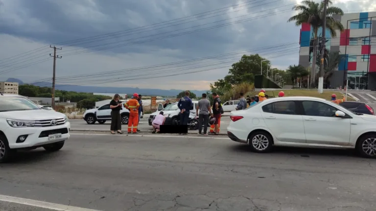 VÍDEO | Acidente entre carro e moto deixa três feridos na Rodovia das Paneleiras, na Serra