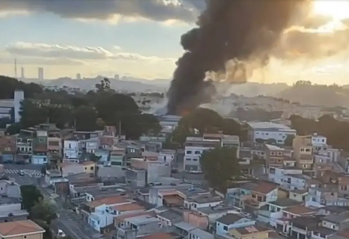 Incêndio em Taboão da Serra atinge galpão com obras de arte de grandes galerias