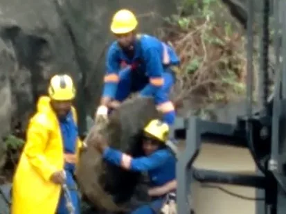 VÍDEO | Trabalhador fica ferido após deslizamento de pedra em Vila Velha