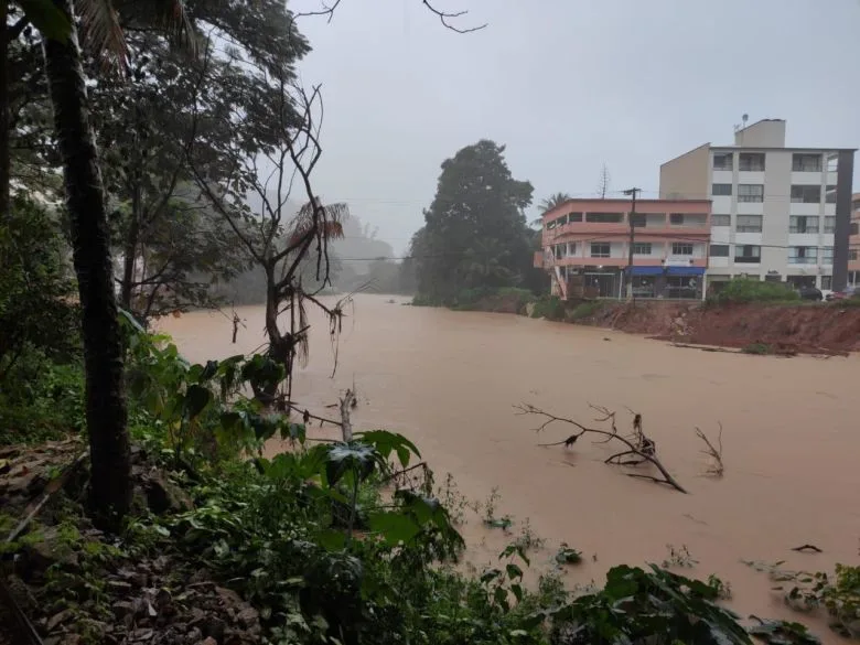 Instituto emite aviso de chuva com risco de alagamento para 37 cidades no ES