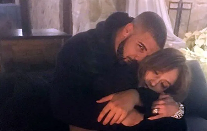 Novo romance? Jennifer Lopez e Drake posam coladinhos e de roupão!