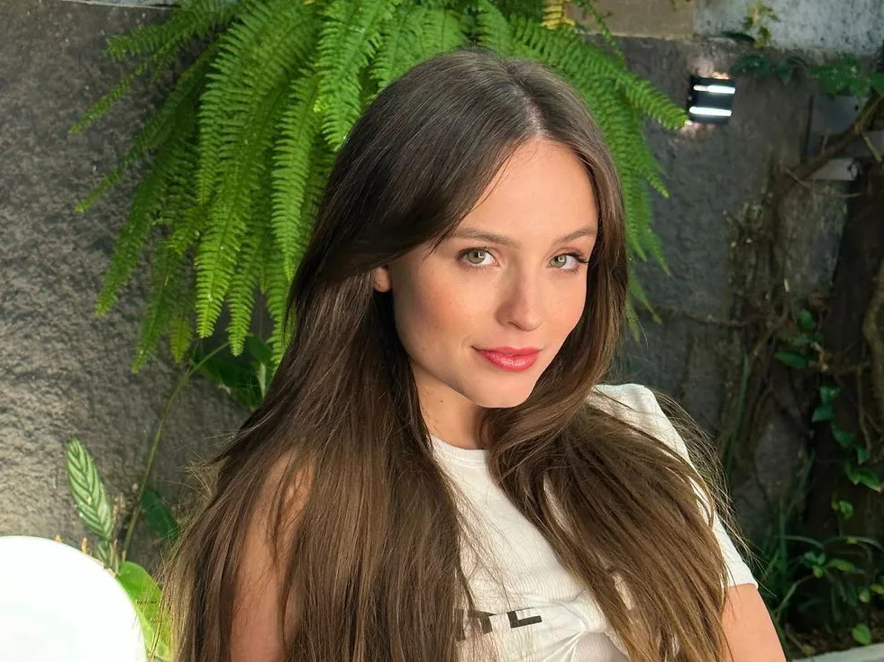 Larissa Manoela pede para os fãs pararem de passar PIX para uma conta dela